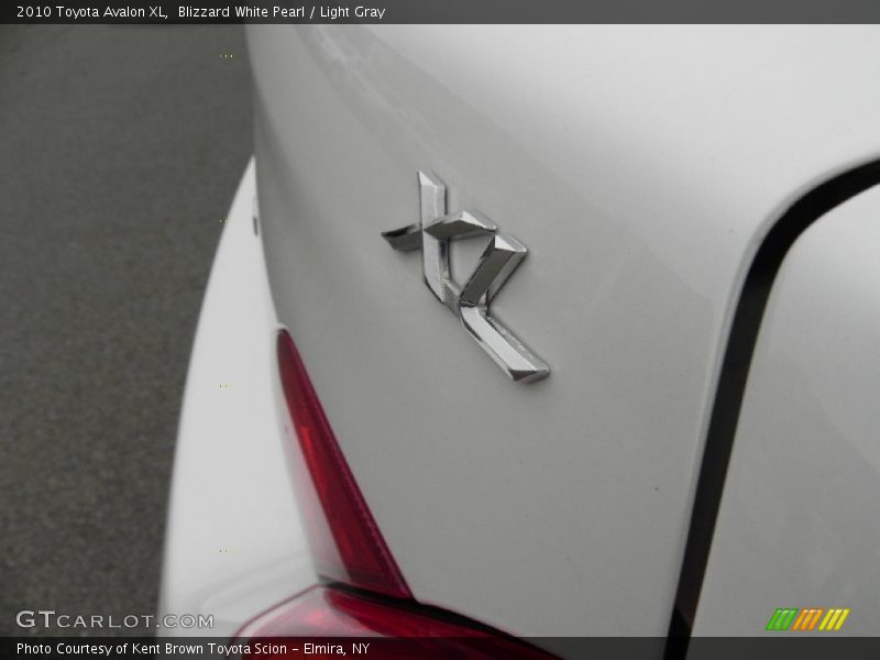 Blizzard White Pearl / Light Gray 2010 Toyota Avalon XL