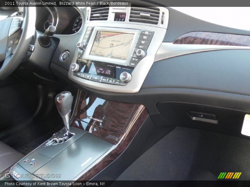 Blizzard White Pearl / Black/Bordeaux 2011 Toyota Avalon Limited