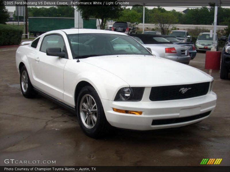 Performance White / Light Graphite 2005 Ford Mustang V6 Deluxe Coupe