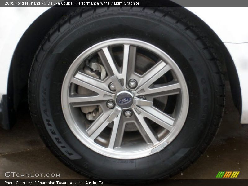 Performance White / Light Graphite 2005 Ford Mustang V6 Deluxe Coupe