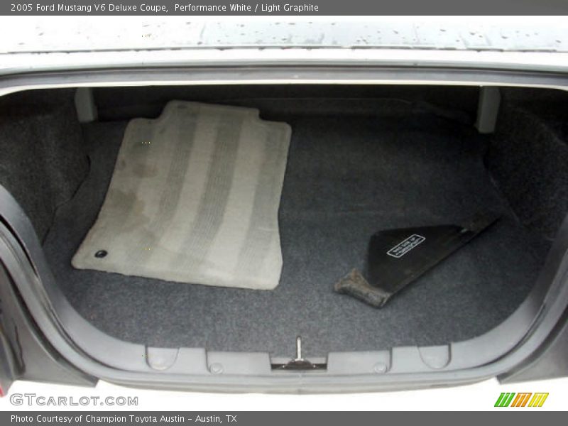 Performance White / Light Graphite 2005 Ford Mustang V6 Deluxe Coupe