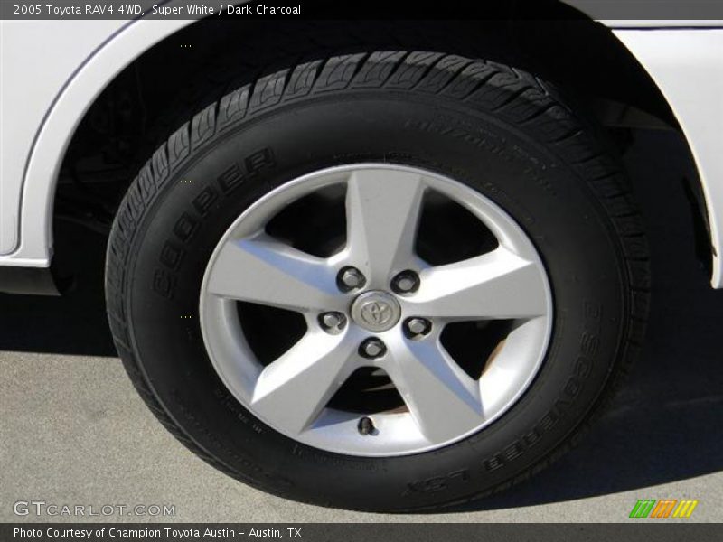 Super White / Dark Charcoal 2005 Toyota RAV4 4WD