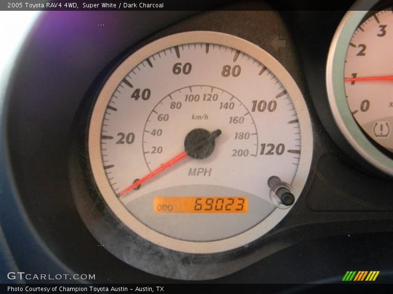 Super White / Dark Charcoal 2005 Toyota RAV4 4WD