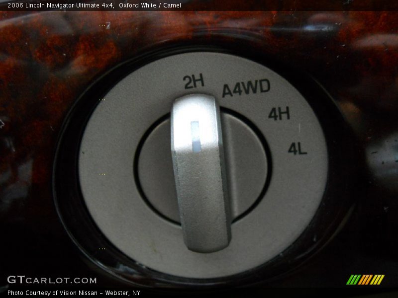 Oxford White / Camel 2006 Lincoln Navigator Ultimate 4x4