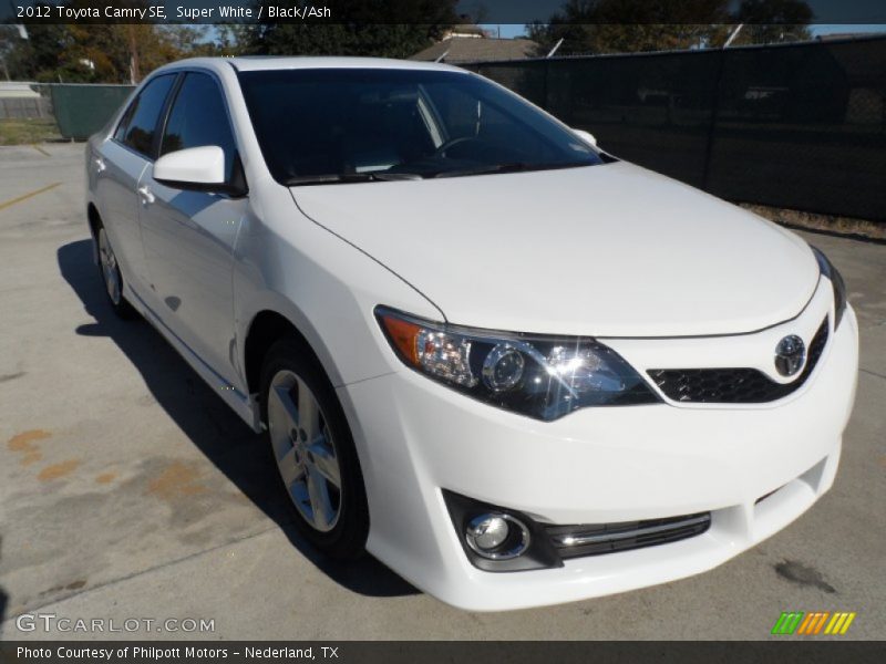 Super White / Black/Ash 2012 Toyota Camry SE