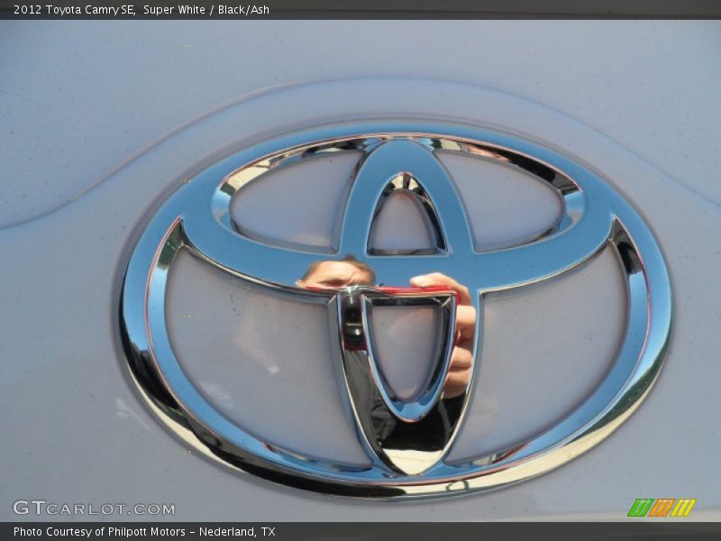 Super White / Black/Ash 2012 Toyota Camry SE