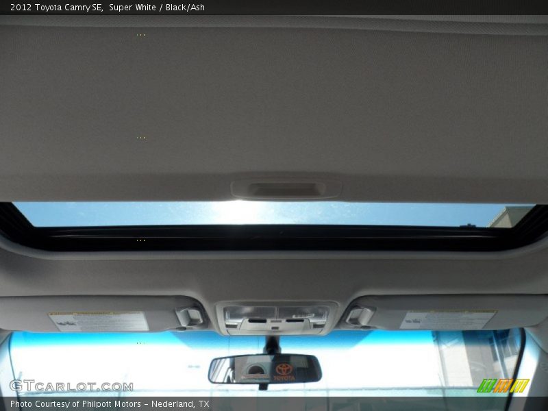 Super White / Black/Ash 2012 Toyota Camry SE