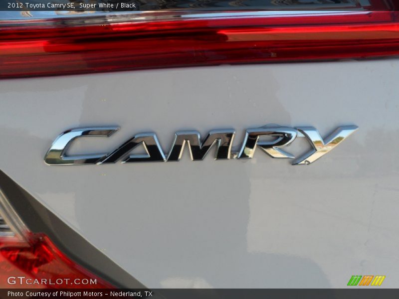 Super White / Black 2012 Toyota Camry SE