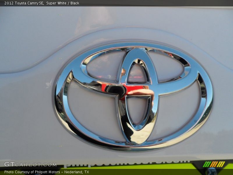 Super White / Black 2012 Toyota Camry SE