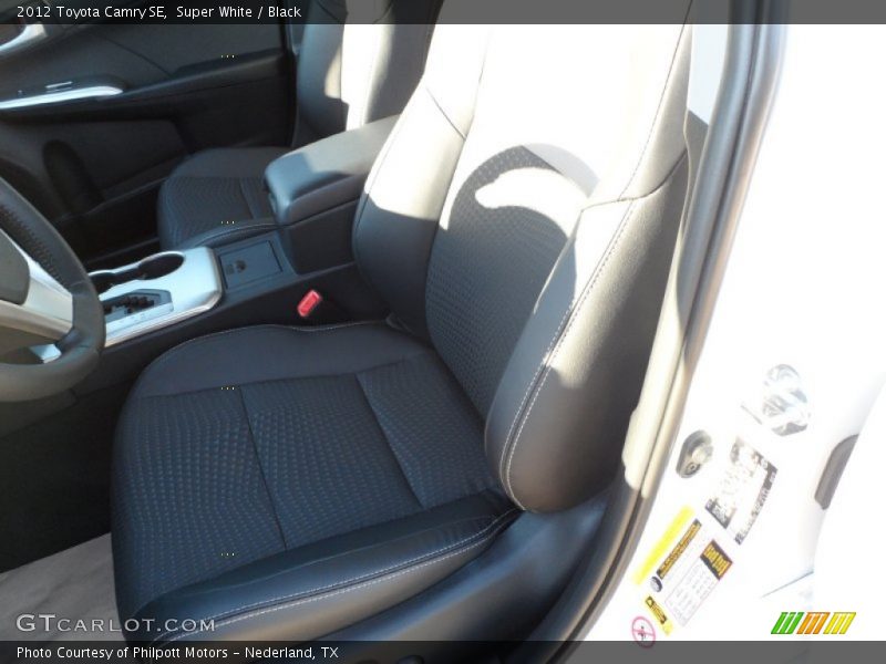 Super White / Black 2012 Toyota Camry SE