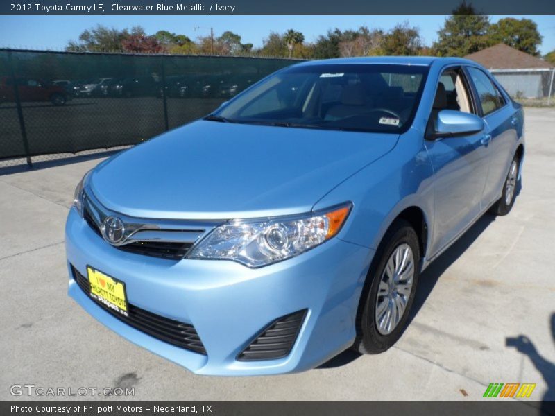 Front 3/4 View of 2012 Camry LE