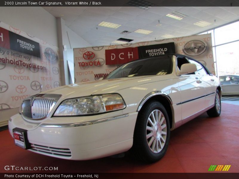Vibrant White / Black 2003 Lincoln Town Car Signature