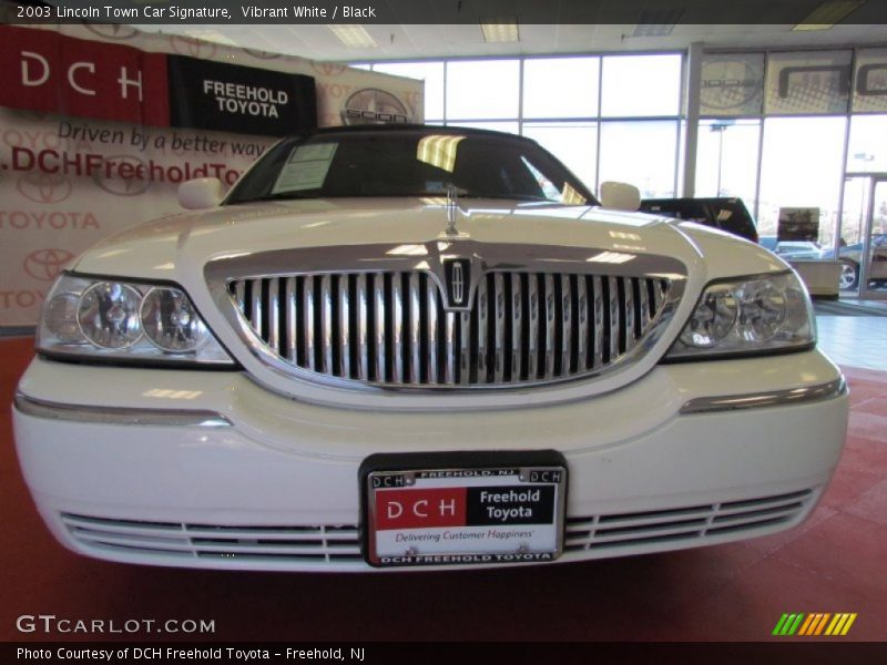 Vibrant White / Black 2003 Lincoln Town Car Signature