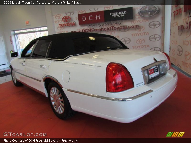 Vibrant White / Black 2003 Lincoln Town Car Signature