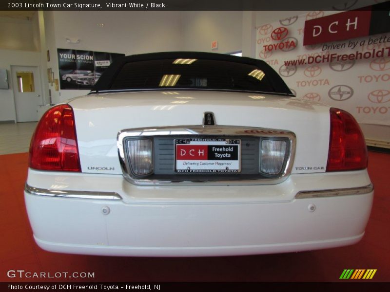 Vibrant White / Black 2003 Lincoln Town Car Signature