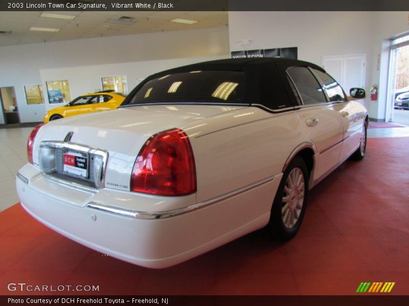 Vibrant White / Black 2003 Lincoln Town Car Signature