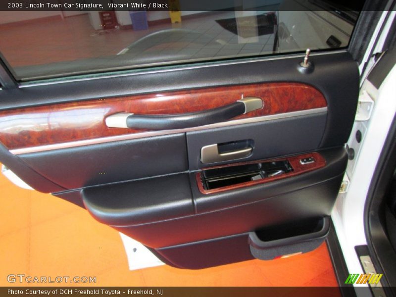 Vibrant White / Black 2003 Lincoln Town Car Signature