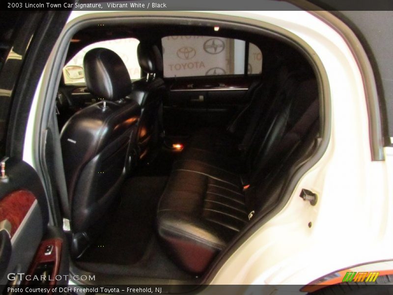 Vibrant White / Black 2003 Lincoln Town Car Signature