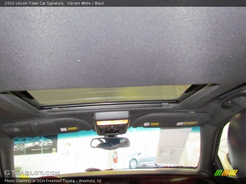 Vibrant White / Black 2003 Lincoln Town Car Signature