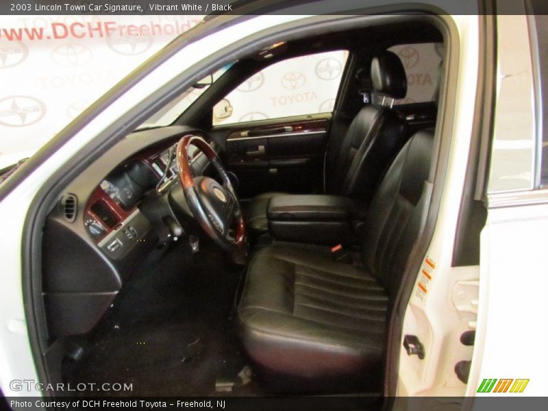 Vibrant White / Black 2003 Lincoln Town Car Signature