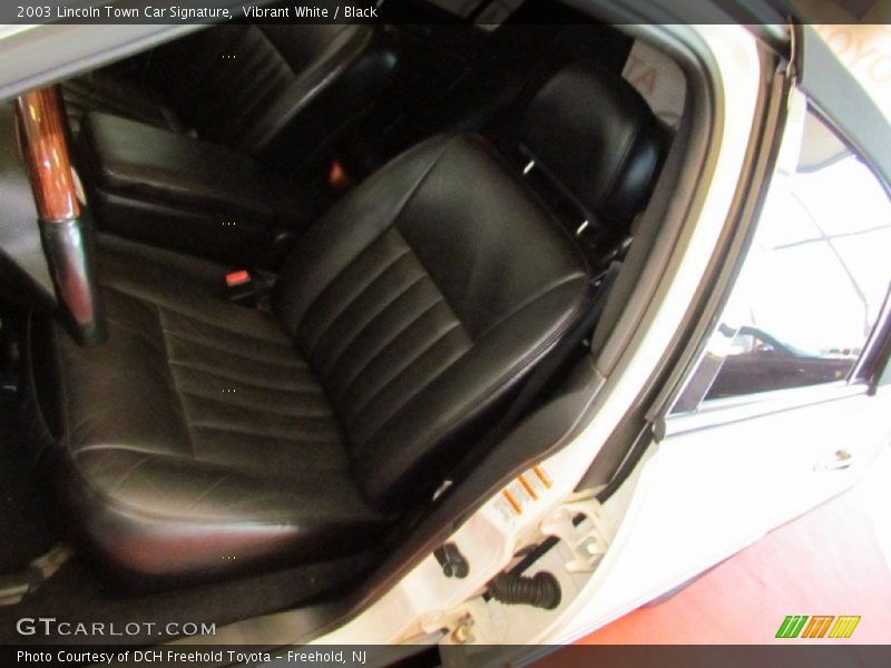 Vibrant White / Black 2003 Lincoln Town Car Signature