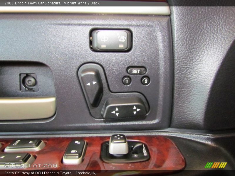 Vibrant White / Black 2003 Lincoln Town Car Signature