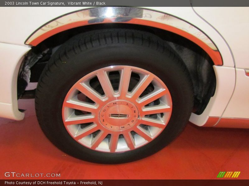 Vibrant White / Black 2003 Lincoln Town Car Signature