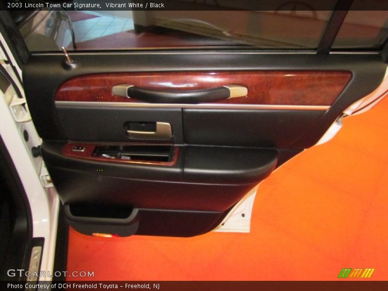 Vibrant White / Black 2003 Lincoln Town Car Signature
