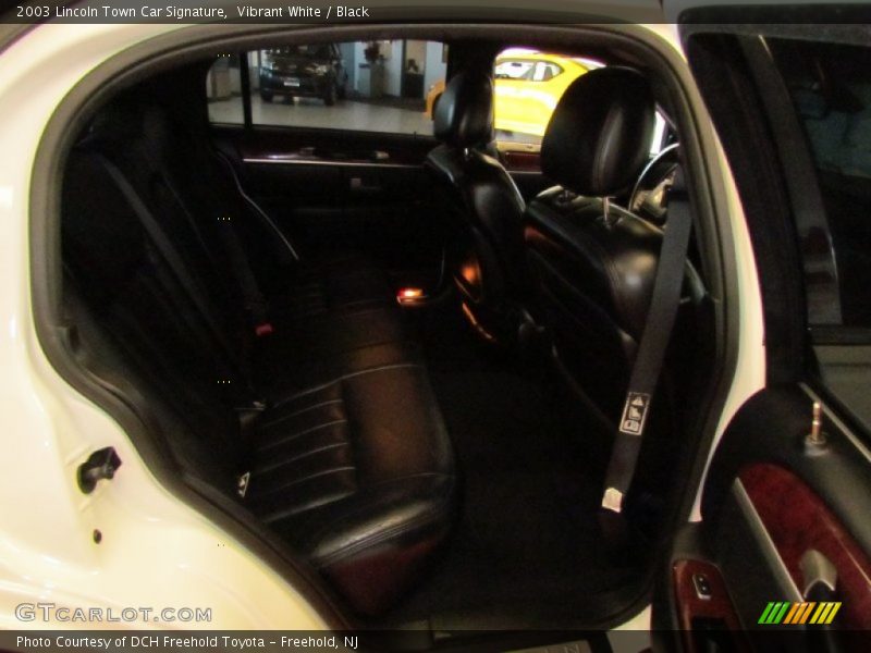 Vibrant White / Black 2003 Lincoln Town Car Signature