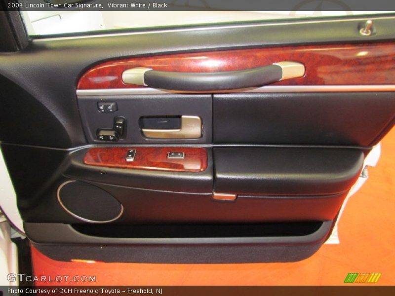 Vibrant White / Black 2003 Lincoln Town Car Signature