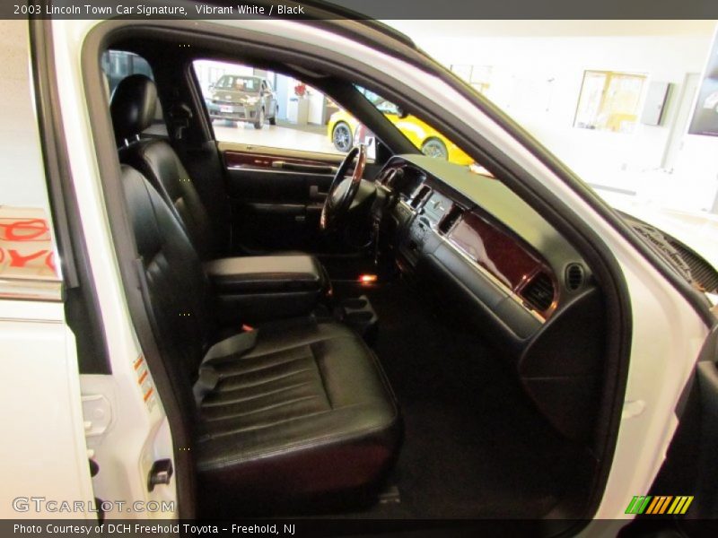 Vibrant White / Black 2003 Lincoln Town Car Signature