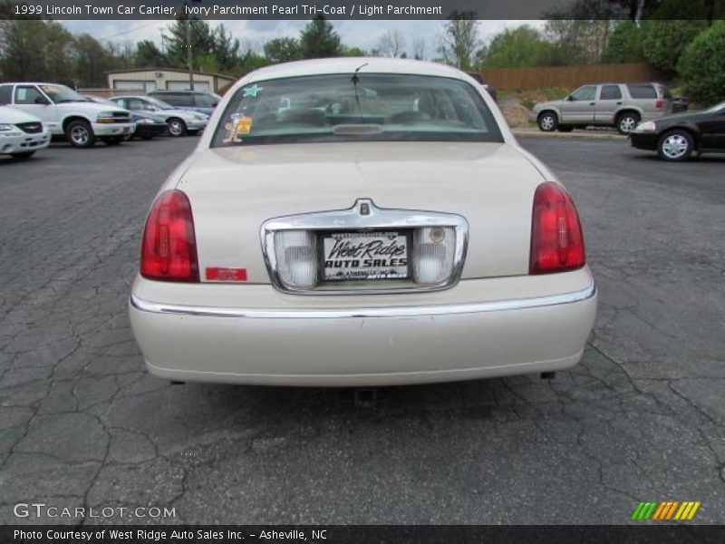 Ivory Parchment Pearl Tri-Coat / Light Parchment 1999 Lincoln Town Car Cartier