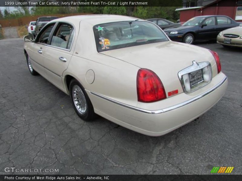 Ivory Parchment Pearl Tri-Coat / Light Parchment 1999 Lincoln Town Car Cartier