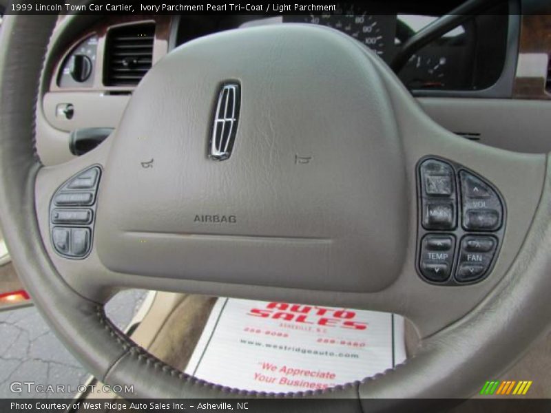 Ivory Parchment Pearl Tri-Coat / Light Parchment 1999 Lincoln Town Car Cartier