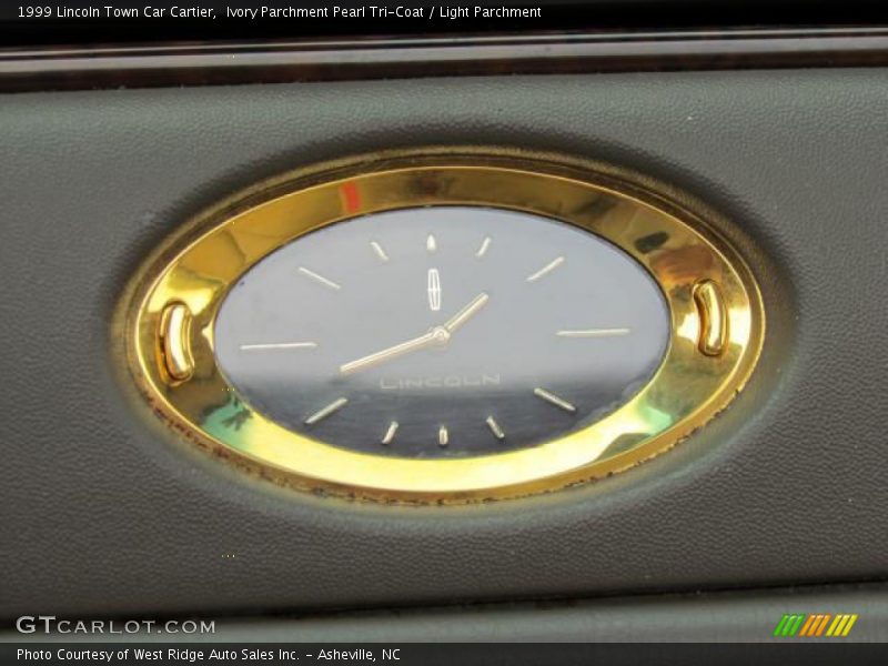 Ivory Parchment Pearl Tri-Coat / Light Parchment 1999 Lincoln Town Car Cartier