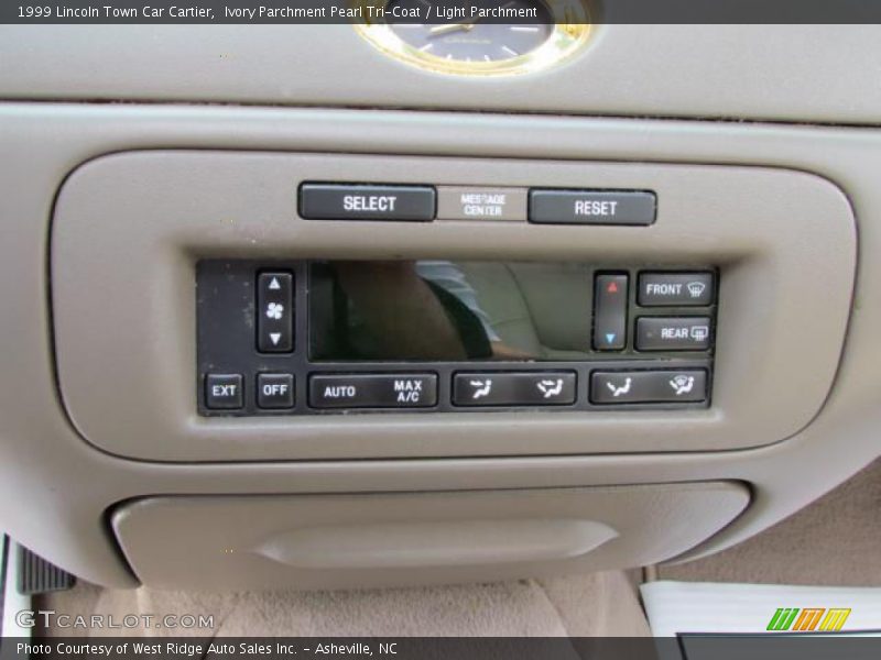 Ivory Parchment Pearl Tri-Coat / Light Parchment 1999 Lincoln Town Car Cartier