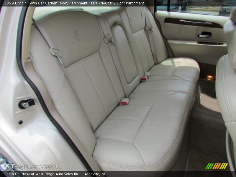 Ivory Parchment Pearl Tri-Coat / Light Parchment 1999 Lincoln Town Car Cartier