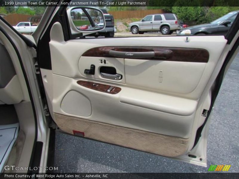 Ivory Parchment Pearl Tri-Coat / Light Parchment 1999 Lincoln Town Car Cartier