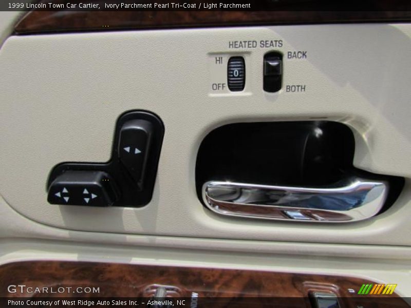 Ivory Parchment Pearl Tri-Coat / Light Parchment 1999 Lincoln Town Car Cartier