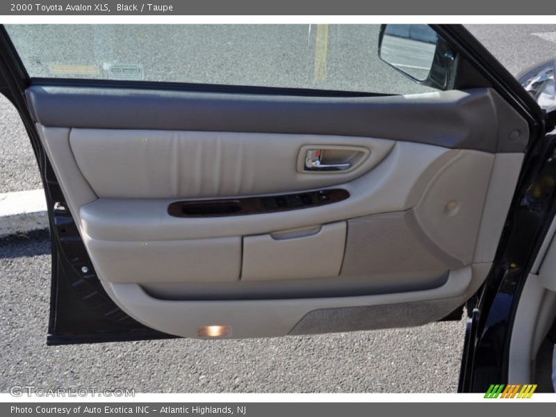Black / Taupe 2000 Toyota Avalon XLS