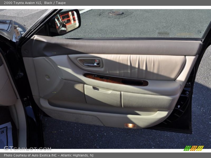 Black / Taupe 2000 Toyota Avalon XLS