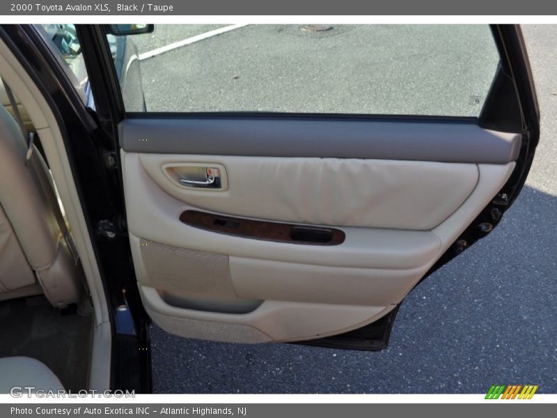 Black / Taupe 2000 Toyota Avalon XLS