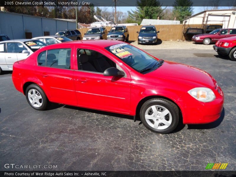 Victory Red / Gray 2005 Chevrolet Cobalt Sedan