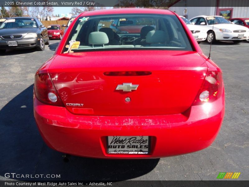 Victory Red / Gray 2005 Chevrolet Cobalt Sedan