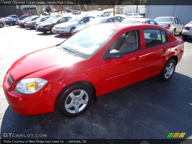 Victory Red / Gray 2005 Chevrolet Cobalt Sedan