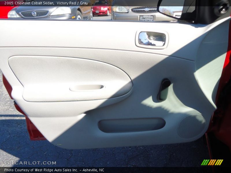 Victory Red / Gray 2005 Chevrolet Cobalt Sedan