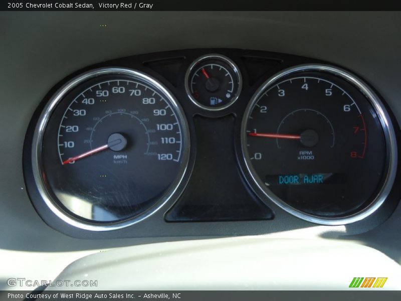 Victory Red / Gray 2005 Chevrolet Cobalt Sedan