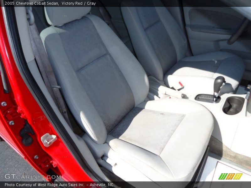 Victory Red / Gray 2005 Chevrolet Cobalt Sedan