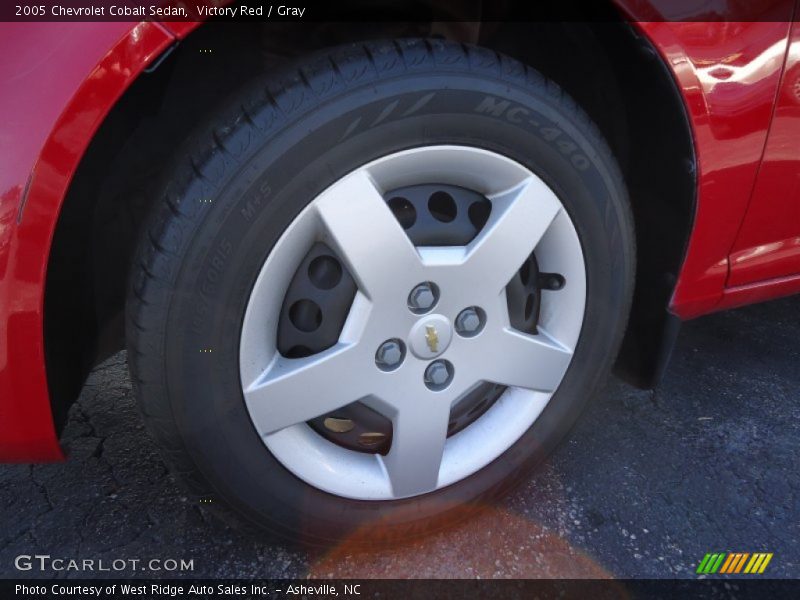 Victory Red / Gray 2005 Chevrolet Cobalt Sedan