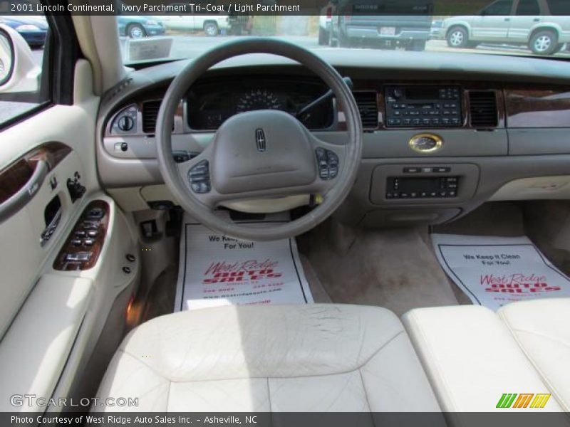 Ivory Parchment Tri-Coat / Light Parchment 2001 Lincoln Continental